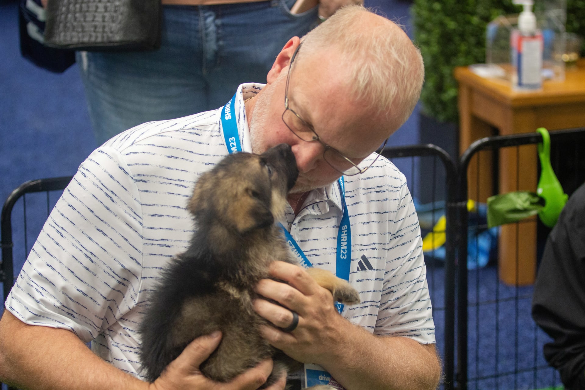 Steve Seeler, president and CEO of Seeler Industries, Inc., gets a kiss from Flame. (Mauro Whiteman/SHRM)